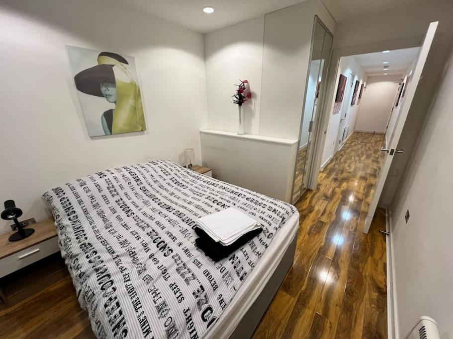 Spacious 2 Bedroom Flat Stunning Waterside View Манчестер Екстер'єр фото
