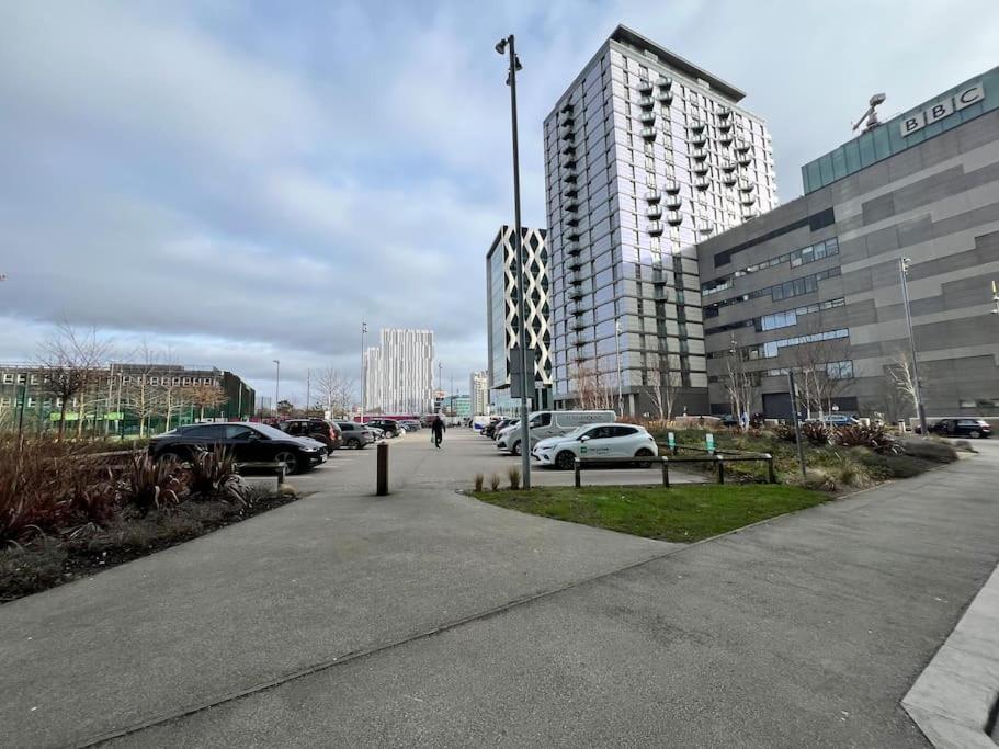 Spacious 2 Bedroom Flat Stunning Waterside View Манчестер Екстер'єр фото