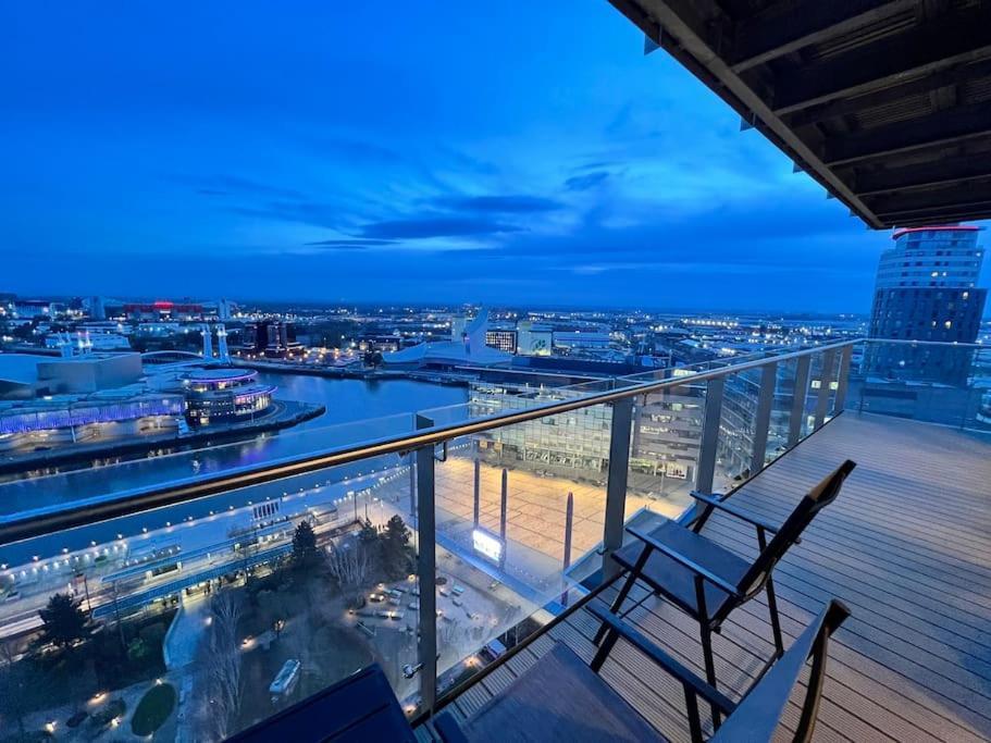 Spacious 2 Bedroom Flat Stunning Waterside View Манчестер Екстер'єр фото