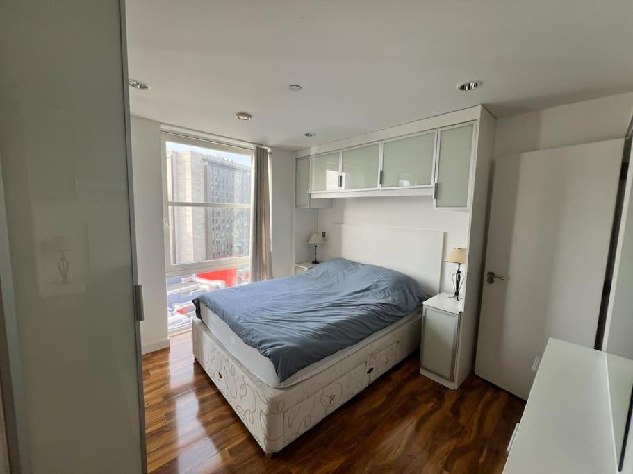 Spacious 2 Bedroom Flat Stunning Waterside View Манчестер Екстер'єр фото