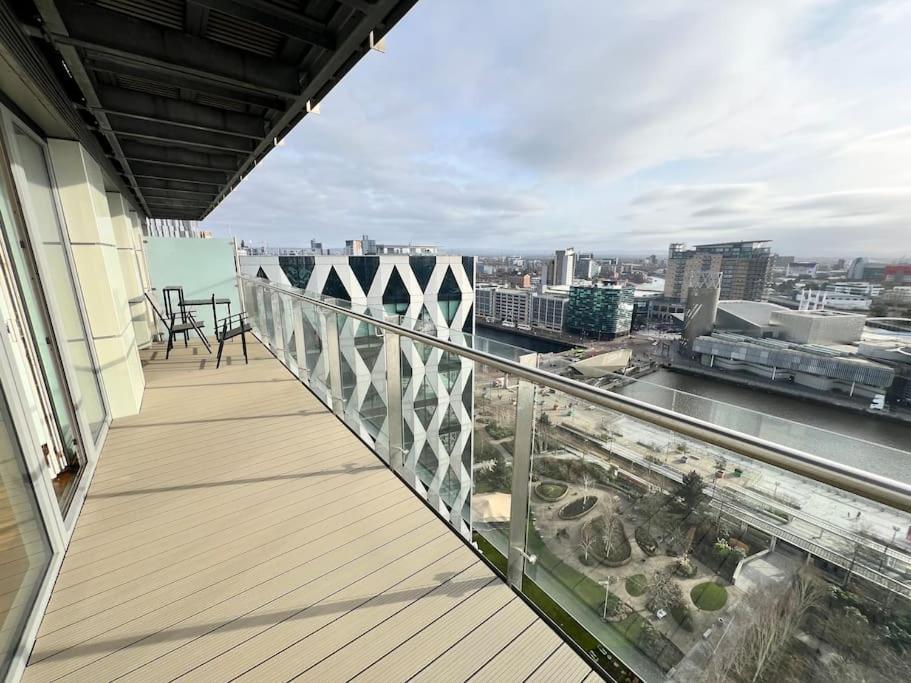 Spacious 2 Bedroom Flat Stunning Waterside View Манчестер Екстер'єр фото