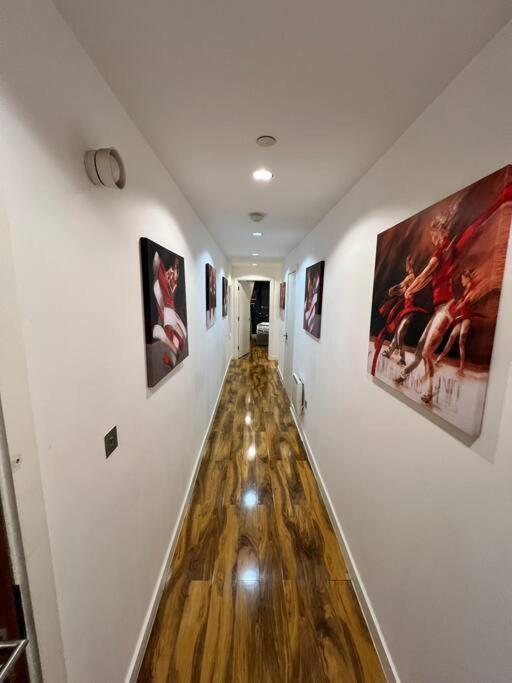 Spacious 2 Bedroom Flat Stunning Waterside View Манчестер Екстер'єр фото