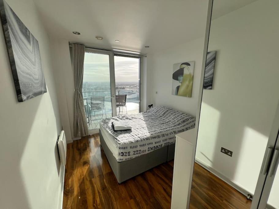 Spacious 2 Bedroom Flat Stunning Waterside View Манчестер Екстер'єр фото