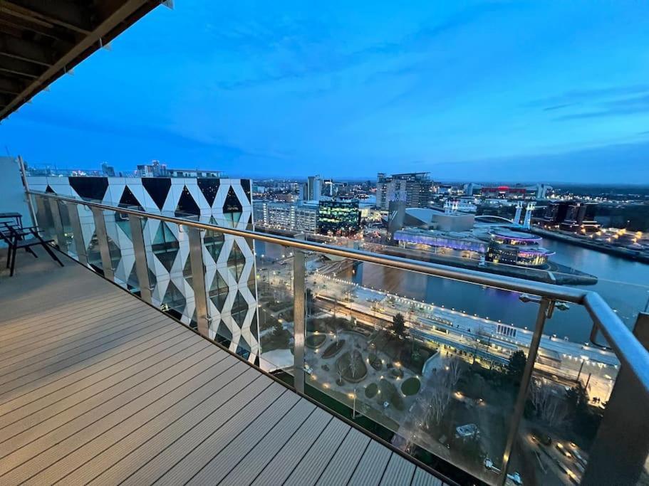 Spacious 2 Bedroom Flat Stunning Waterside View Манчестер Екстер'єр фото