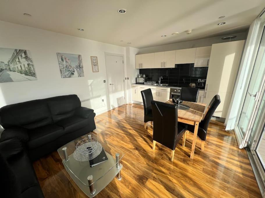 Spacious 2 Bedroom Flat Stunning Waterside View Манчестер Екстер'єр фото