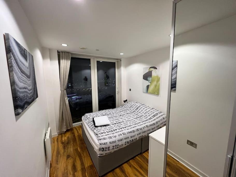 Spacious 2 Bedroom Flat Stunning Waterside View Манчестер Екстер'єр фото