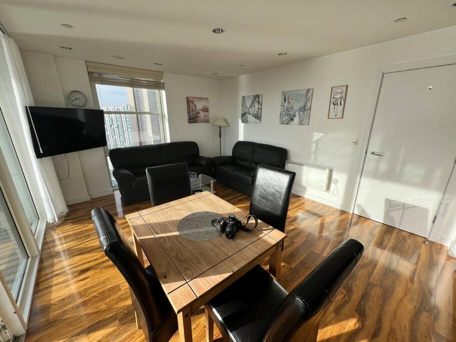 Spacious 2 Bedroom Flat Stunning Waterside View Манчестер Екстер'єр фото